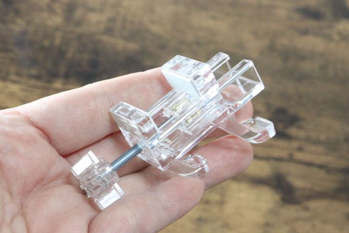 セリアの透明かもいフックミニは滑り止め付きでずれにくい