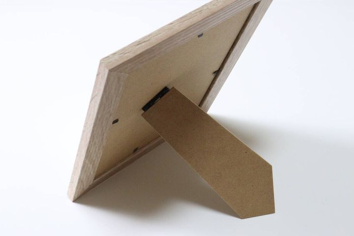 ダイソーのフレームミラー（ダブル枠）を立てかける