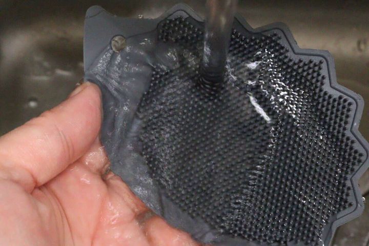 シリコーンキッチンブラシ（ハリネズミ、モノトーン） お手入れ