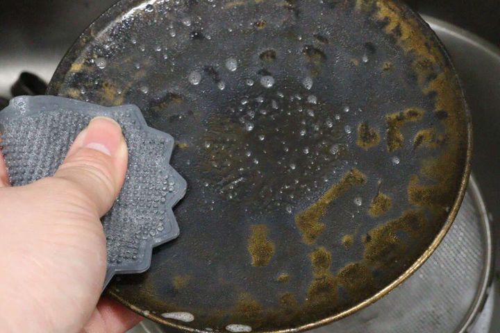 シリコーンキッチンブラシ（ハリネズミ、モノトーン） 使用例