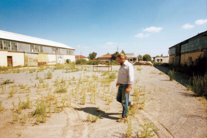 ドナルド・ジャッド、マンサナ・デ・チナティの中庭にて、自作《デイヴ・シャックマンに》（1964年）と共に 1975年撮影