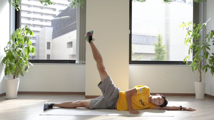 横向きになり、片足を上げる