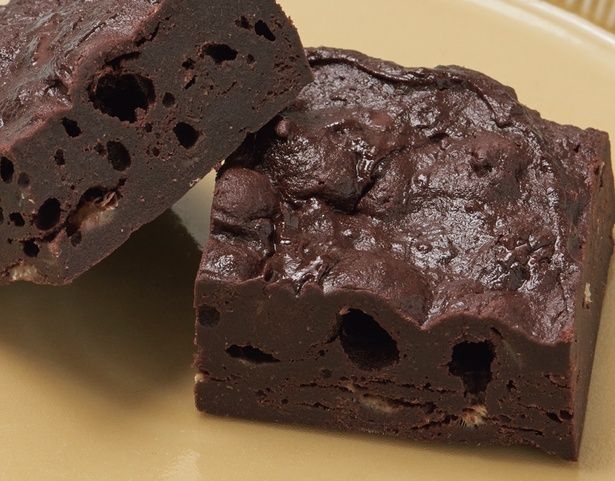 バナナを丸ごと1本使用したボリューム満点のチョコブラウニー (C)松田 リエ／KADOKAWA