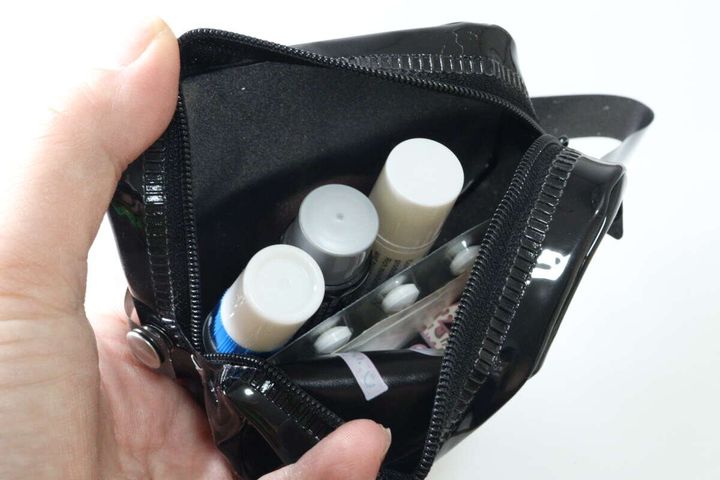 セリアのエナメルバッグ風ミニポーチにコスメを収納する