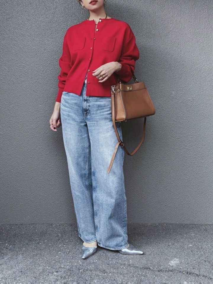 2026春大人女性おすすめワイドデニム赤カーディガンコーデ