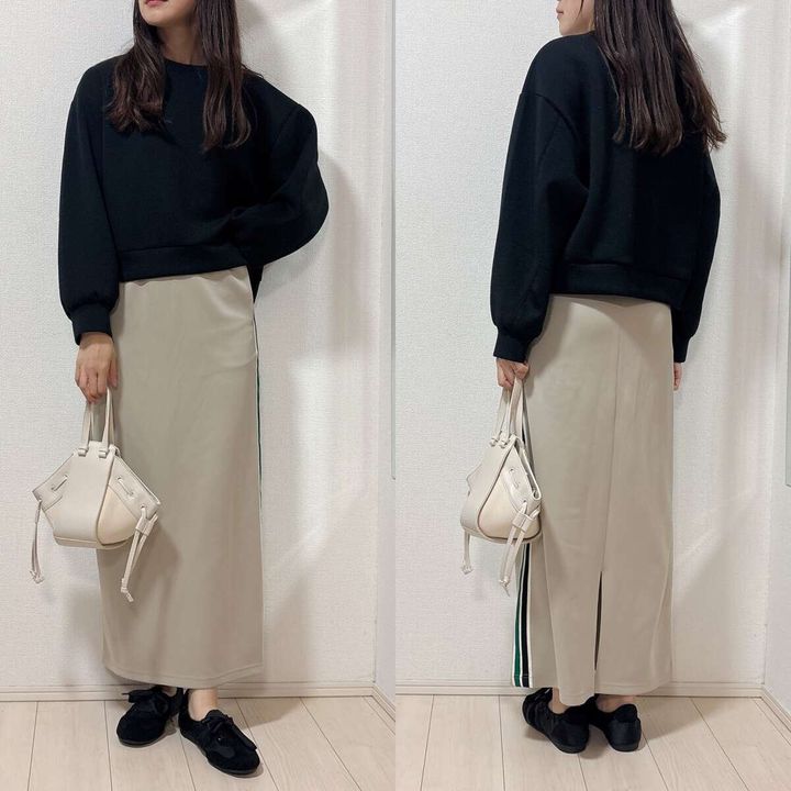 GUギャザーバレエスニーカーとライン入りスカートコーデ