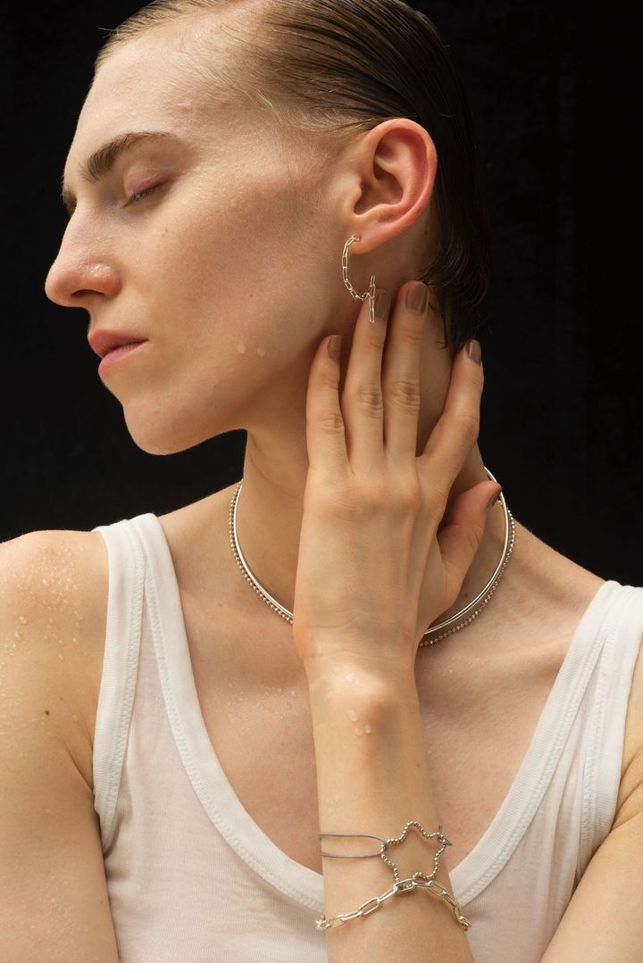 ピアス￥20,900 チョーカー￥39,600 ブレスレット（上）￥12,100、（下）￥22,000