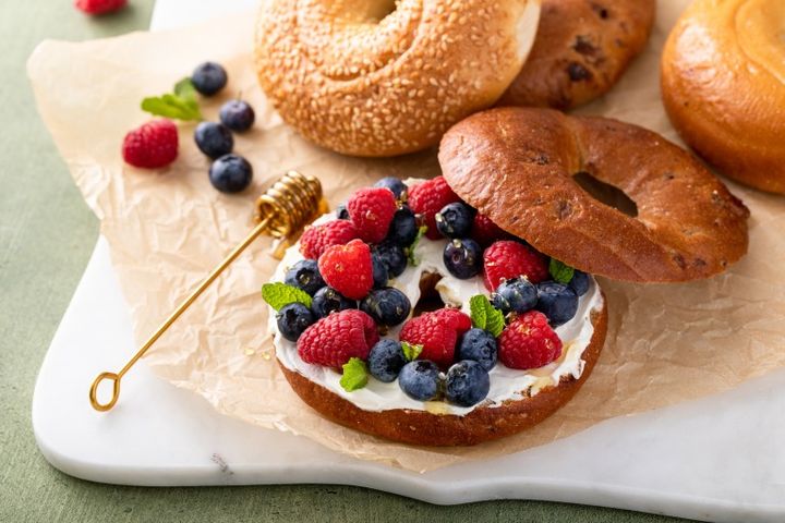 フルーツとクリームチーズと食べるベーグル