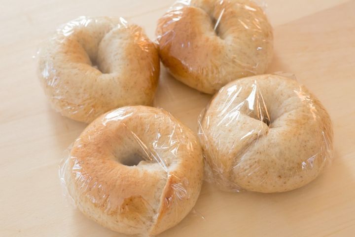 冷凍用にラップをしたベーグル