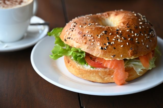 スモークサーモンとレタスとクリームチーズのベーグルサンド