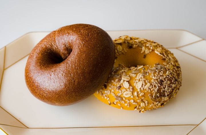 お皿に乗ったベーグル２種類