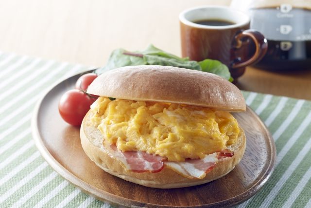 スクランブルエッグを挟んだベーグル