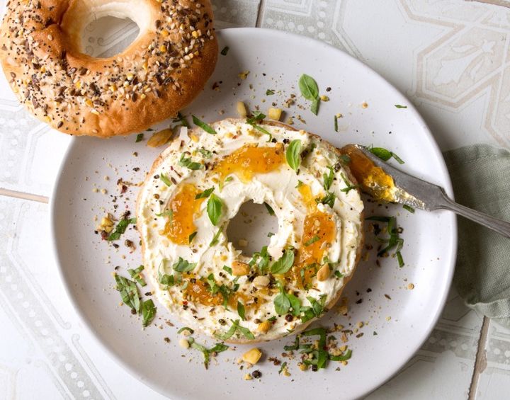 ハーブとクリームチーズと食べるベーグル