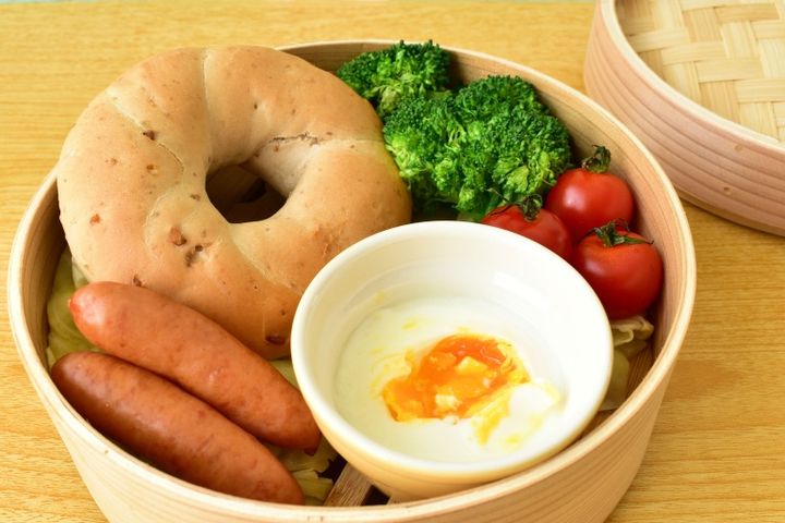 蒸篭でベーグルと卵、ソーセージや野菜を蒸すワンプレート