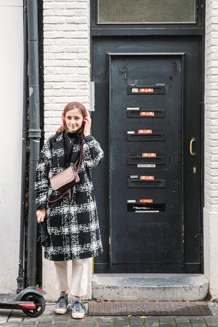 モノトーンコーデに赤い小物をプラスして。着こなしがグッと華やぐ。