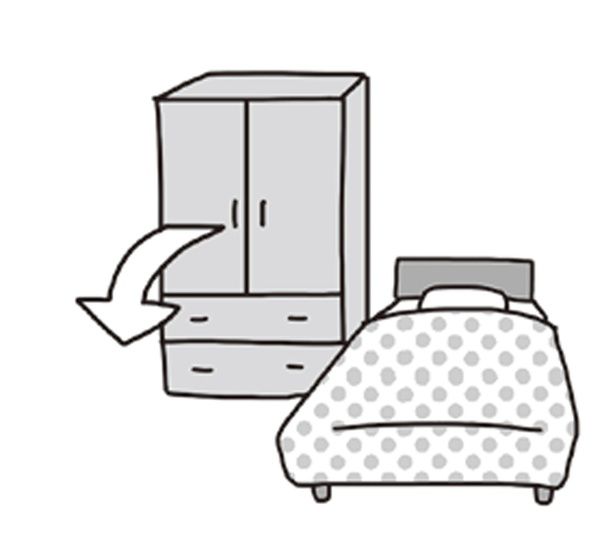 ベッドと家具を並行に置くと倒れても下敷きにならない （C）アベナオミ／KADOKAWA