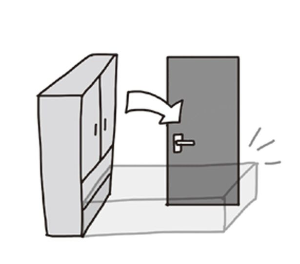 家具が倒れた時に部屋の扉をふさぐ位置にある （C）アベナオミ／KADOKAWA