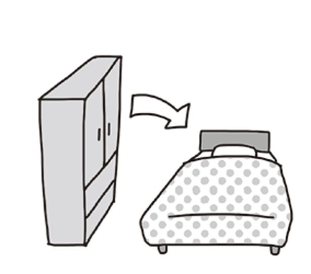 ベッドと背の高い家具が向かい合わせ （C）アベナオミ／KADOKAWA