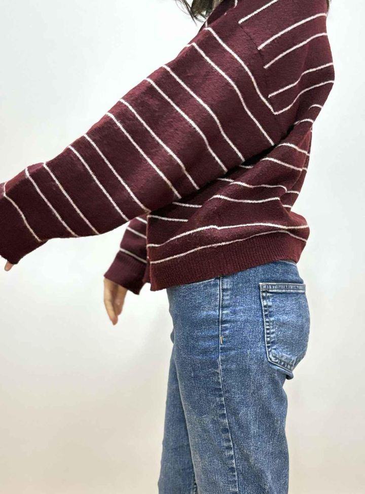 画像: えんじ色ニット ✕ タイトなデニム