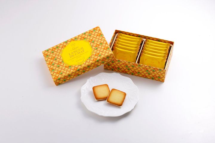 「サク ラング・ド・シャ（北海道チーズ）」12枚入 ¥1,458 北海道十勝産のゴーダチーズを練りこみ、オホーツクの塩を効かせたチョコレートと、レモン風味のラング・ド・シャのコントラストがユニークな味わい。