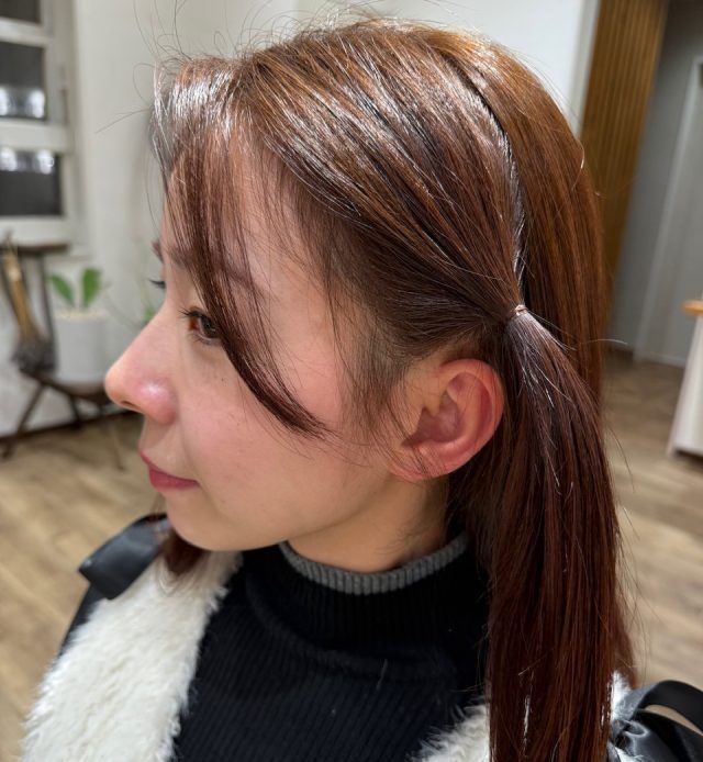 耳より前の髪を結ぶ