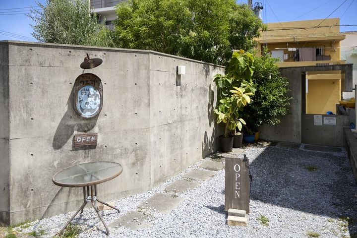 オリジナルの看板が印象的な、スタイリッシュな外観