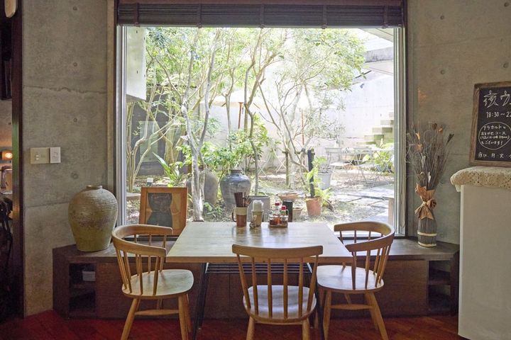 窓の外には中庭のグリーンが見える