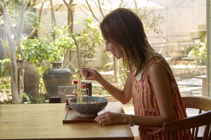 ハーブやスパイスの香りが食欲を誘う