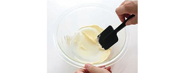 食塩不使用バター、粉糖、塩を入れて練り混ぜる （C）きゅうり／KADOKAWA