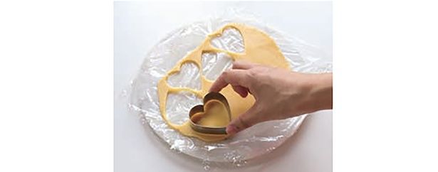 生地がかたくなった状態で型抜きをする （C）きゅうり／KADOKAWA