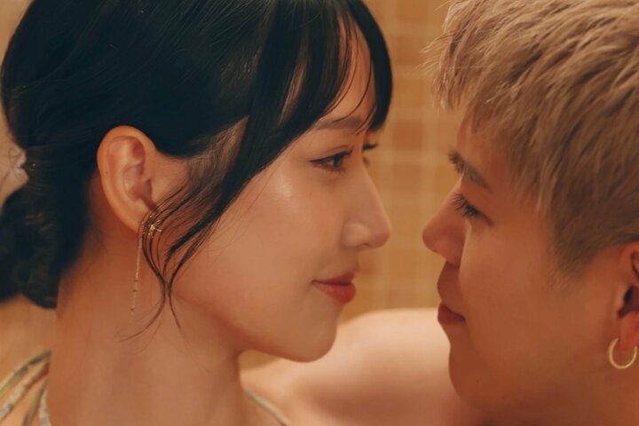 【写真・画像】お風呂で密着し理性狂わせるキス…9頭身レースクイーン、上目遣いで「ドキドキしてる」「好き」 1枚目