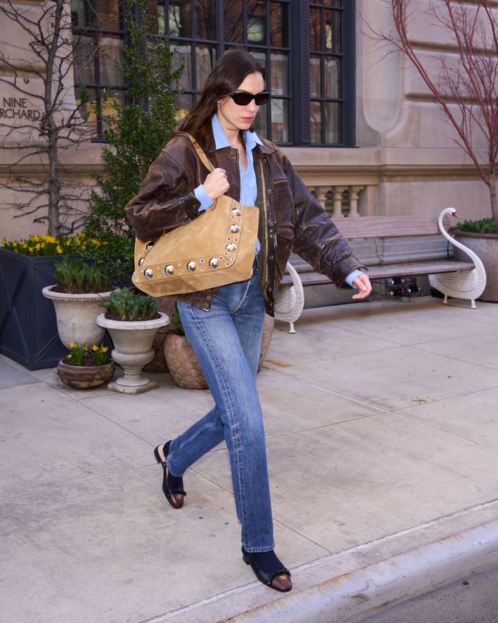 ミッドライズジーンズにフラットシューズを合わせたアレクサ・チャン。