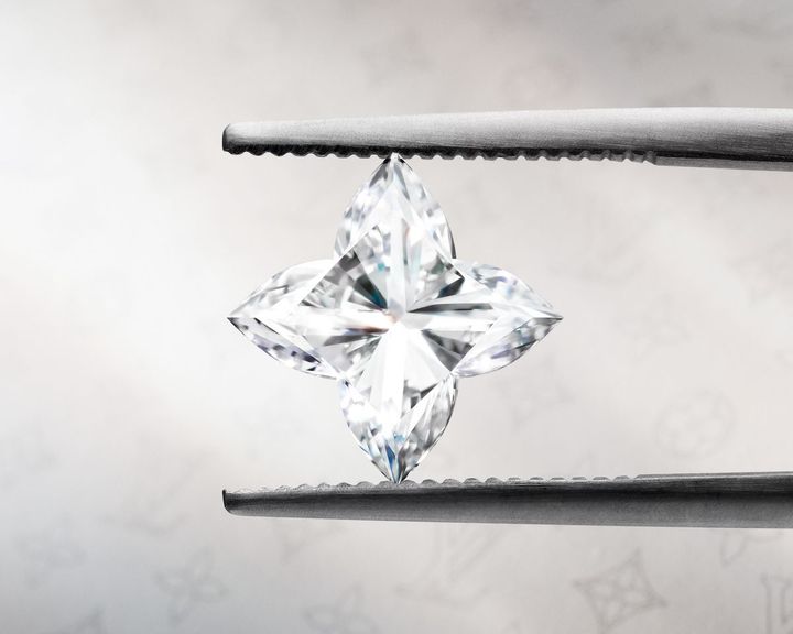 モノグラム・フラワーから着想を得た独自の「LV モノグラムスターカット」