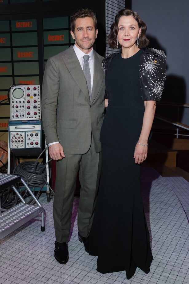 実の姉弟であるマギー・ギレンホール監督とジェイク・ギレンホールの「奇跡の姉弟ツーショット」も！ [c]2026 Warner Bros. Entertainment Inc. All Rights Reserved.