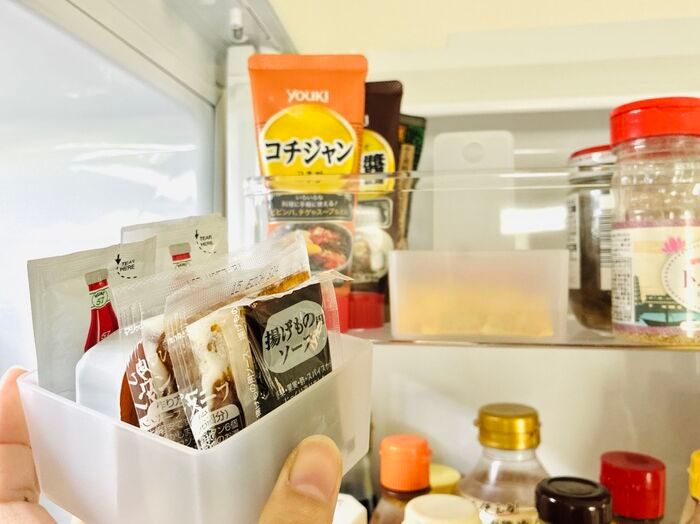 【セリア】『2段式』収納で冷蔵庫がスッキリ♪「無駄な空間がなくなった」「仕分けもばっちり」