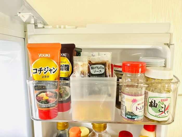 【セリア】『2段式』収納で冷蔵庫がスッキリ♪「無駄な空間がなくなった」「仕分けもばっちり」