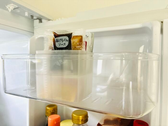 【セリア】『2段式』収納で冷蔵庫がスッキリ♪「無駄な空間がなくなった」「仕分けもばっちり」