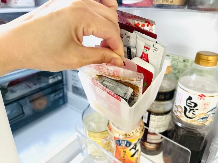 【セリア】『2段式』収納で冷蔵庫がスッキリ♪「無駄な空間がなくなった」「仕分けもばっちり」