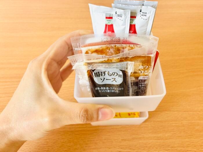 【セリア】『2段式』収納で冷蔵庫がスッキリ♪「無駄な空間がなくなった」「仕分けもばっちり」