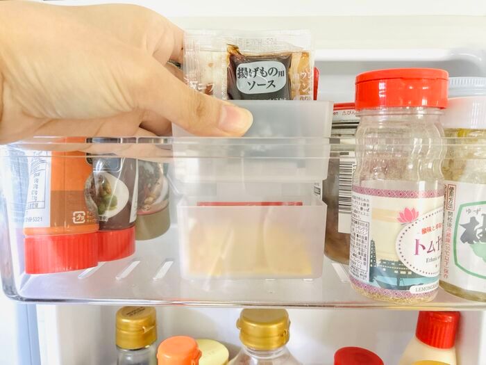 【セリア】『2段式』収納で冷蔵庫がスッキリ♪「無駄な空間がなくなった」「仕分けもばっちり」
