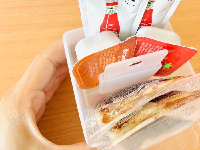 【セリア】『2段式』収納で冷蔵庫がスッキリ♪「無駄な空間がなくなった」「仕分けもばっちり」