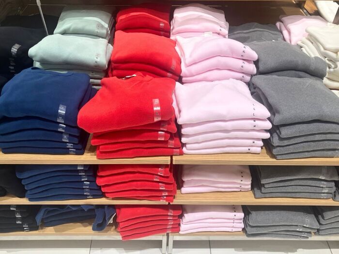 【ユニクロ：シー】え、12色もあるの？スウェットのような着心地で40代にも大人気。春コーデにイチ押しです