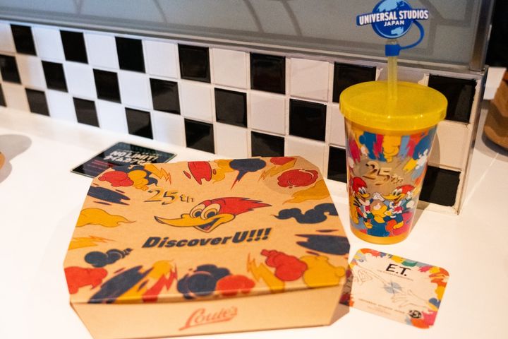 「ミートボール・ピッツァ25周年コースターセット」2300円（左）と25周年