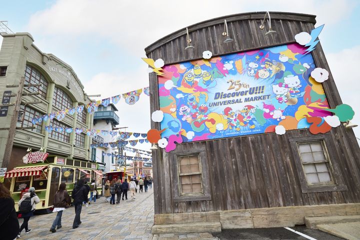 フードエリアには25周年の装飾が多数