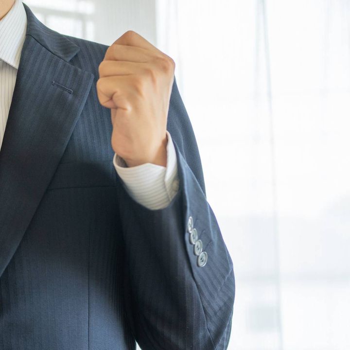 ガッツポーズする人