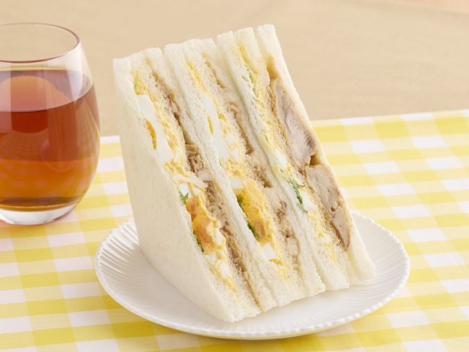 ミニストップ 香ばしい照焼きチキンとたまごサンド 増量