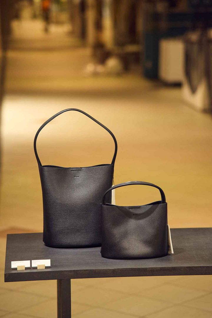 画像: 【ROH SEOUL】左から：MEDIUM MUG SHOULDER BAG¥42,900、Mini Mug tote bag¥35,200 rohseoul.jp