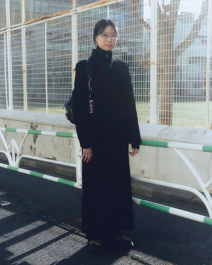 【スナップ】モードなアイテム選びとカラー選びに、ストレートなラインを意識して