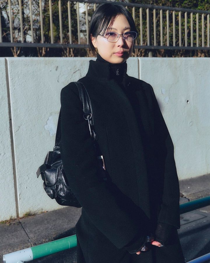 【スナップ】モードなアイテム選びとカラー選びに、ストレートなラインを意識して