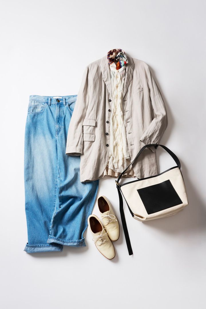 フリルシャツはマニッシュなアイテムと合わせると◎